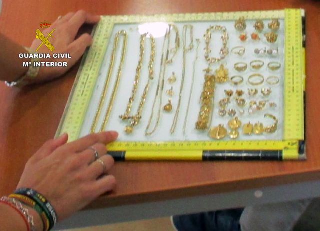 La Guardia Civil recupera cerca de un centenar de joyas sustraídas en domicilios de San Javier - 2, Foto 2