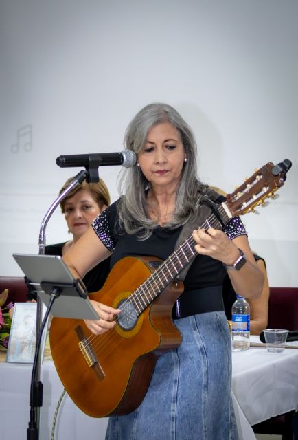 Alba C. Molina: entre acordes, palabras, enseñanza y libros - 1, Foto 1