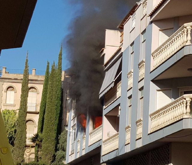 Policía Local y Protección Civil intervienen en un incendio en un piso, que sofocan efectivos de Bomberos del CEIS de la Región de Murcia