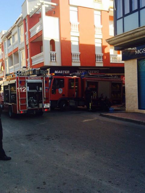 Local Police and Civil Protection intervene in a fire in a floor, which suffocate firefighters of the CEIS of the Region of Murcia, Foto 2