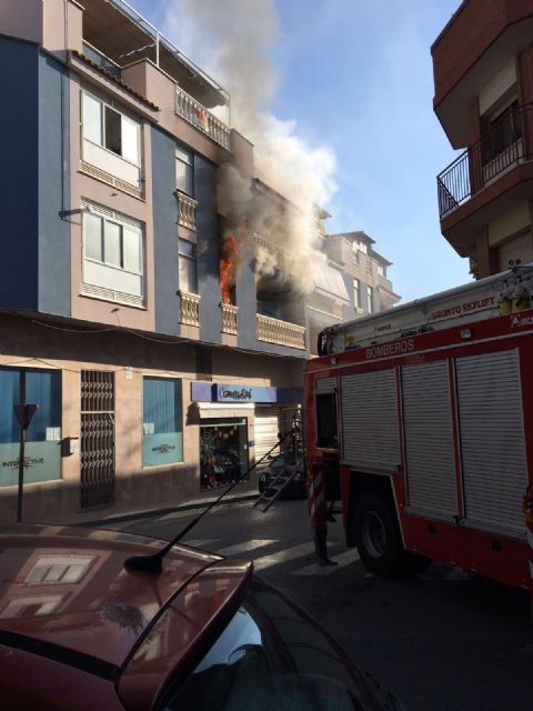 Policía Local y Protección Civil intervienen en un incendio en un piso, que sofocan efectivos de Bomberos del CEIS de la Región de Murcia, Foto 3
