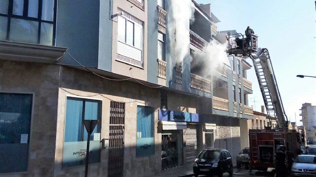 Policía Local y Protección Civil intervienen en un incendio en un piso, que sofocan efectivos de Bomberos del CEIS de la Región de Murcia, Foto 4