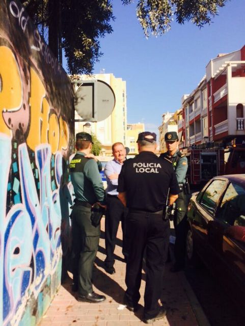Policía Local y Protección Civil intervienen en un incendio en un piso, que sofocan efectivos de Bomberos del CEIS de la Región de Murcia, Foto 7