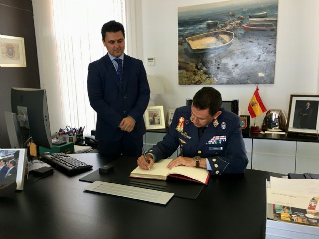 El alcalde recibe en el Ayuntamiento al nuevo coronel director de la AGA, Miguel Ivorra Ruiz - 2, Foto 2