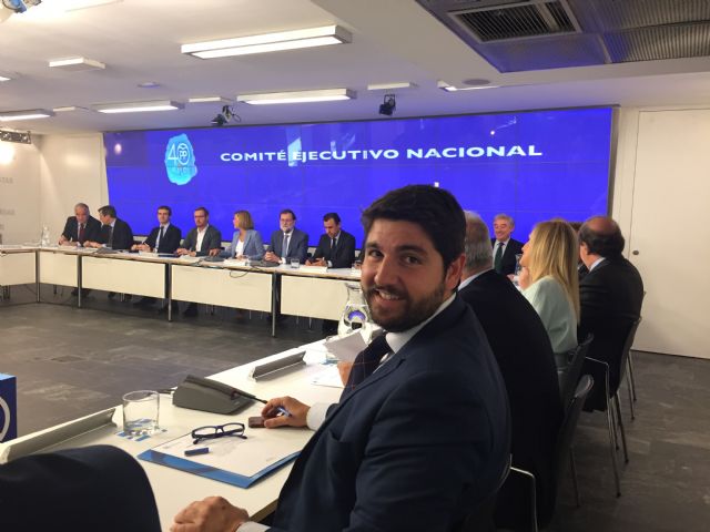 López Miras: Los catalanes van a poder votar en libertad en unas elecciones legales el próximo 21-D - 2, Foto 2