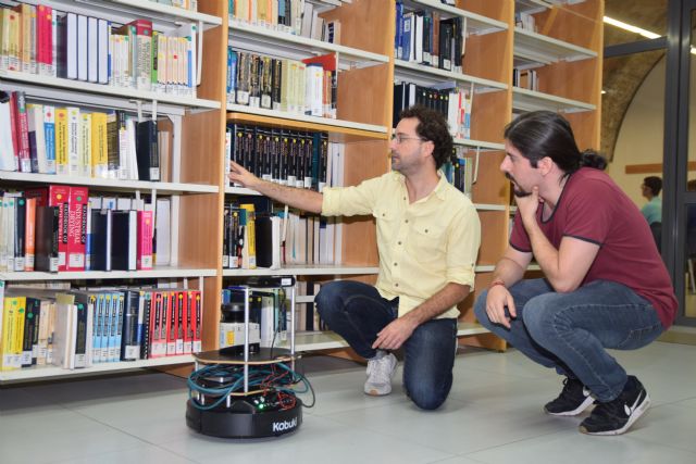 Un alumno del Máster de Industriales programa un robot que ayuda a localizar libros en la biblioteca - 1, Foto 1