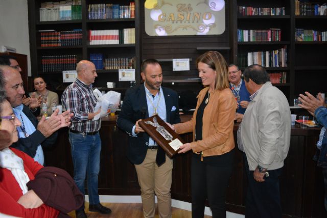 Los rocieros aguileños hacen entrega de un reconocimiento a la alcaldesa por su implicación en los actos celebrados con motivo del X aniversario de la Hermandad - 2, Foto 2