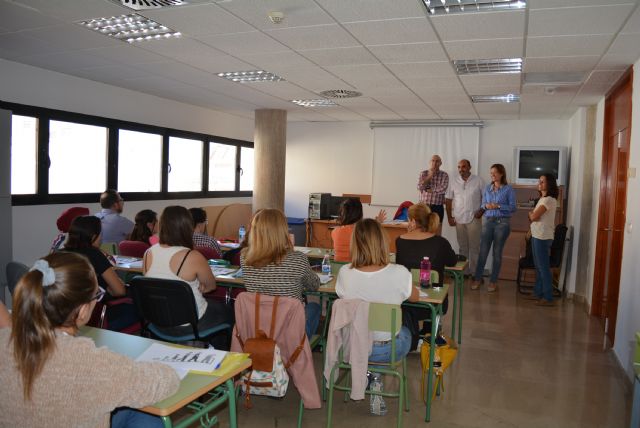 El Ayuntamiento pone en marcha un programa formativo encaminado a la obtención del Certificado de Profesionalidad en Atención Sociosanitaria a Personas en el Domicilio - 1, Foto 1