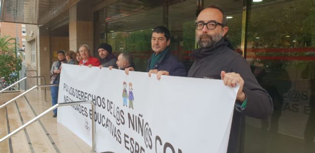 CCOO Enseñanza protesta ante la Consejería por los recortes de becas al alumnado con necesidades educativas especiales - 1, Foto 1