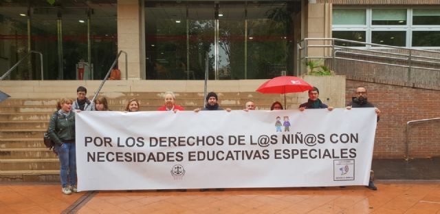 CCOO Enseñanza protesta ante la Consejería por los recortes de becas al alumnado con necesidades educativas especiales - 2, Foto 2