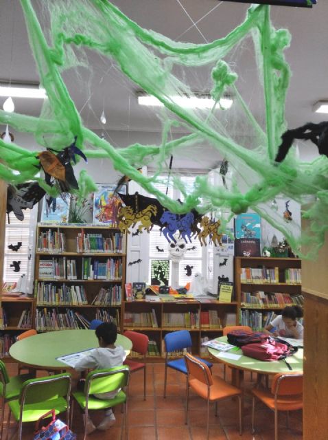 La Biblioteca Municipal Mateo García se prepara para la festividad de Halloween 2019, Foto 3