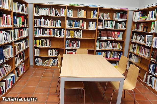 Estudiantes de Totana recogen 480 firmas en un solo fin de semana solicitando la apertura de la sala de estudio los fines de semana - 1, Foto 1