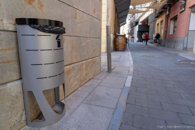Infraestructuras instala 140 papeleras accesibles para personas invidentes en el casco histórico - 1, Foto 1