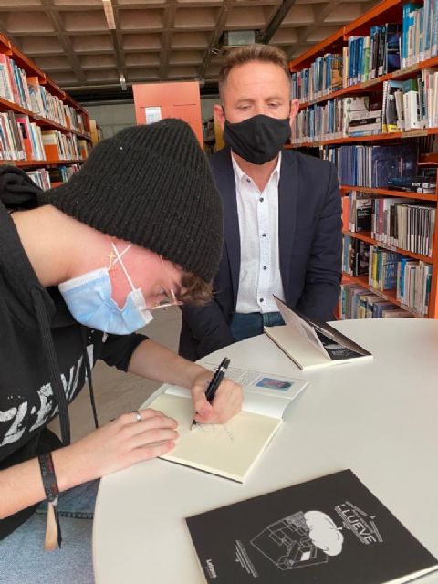 Lucía Mercader Ortuño, la joven autora pachequera, nos muestra su mundo y nos da la bienvenida a su corazón, en Aquí siempre llueve - 5, Foto 5