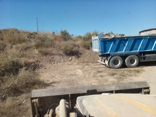 El Ayuntamiento de Lorca lleva a cabo, a través de una empresa especializada, la recogida de 169 toneladas de residuos incontrolados vertidos en un tramo del cauce del río - 1, Foto 1