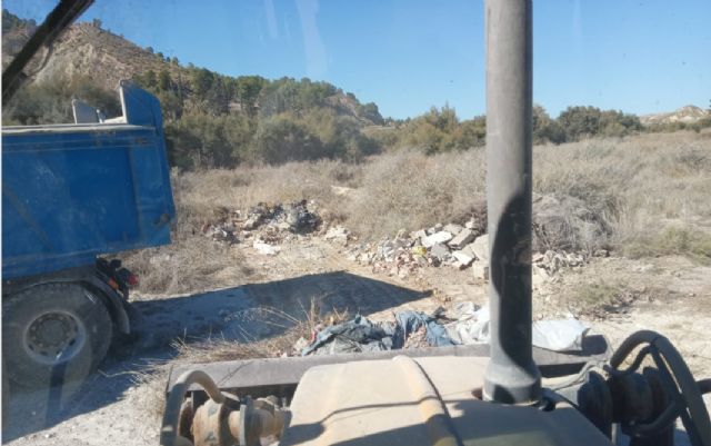 El Ayuntamiento de Lorca lleva a cabo, a través de una empresa especializada, la recogida de 169 toneladas de residuos incontrolados vertidos en un tramo del cauce del río - 3, Foto 3