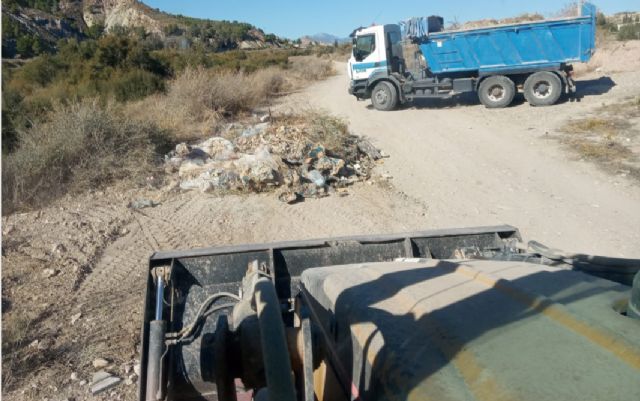 El Ayuntamiento de Lorca lleva a cabo, a través de una empresa especializada, la recogida de 169 toneladas de residuos incontrolados vertidos en un tramo del cauce del río - 4, Foto 4