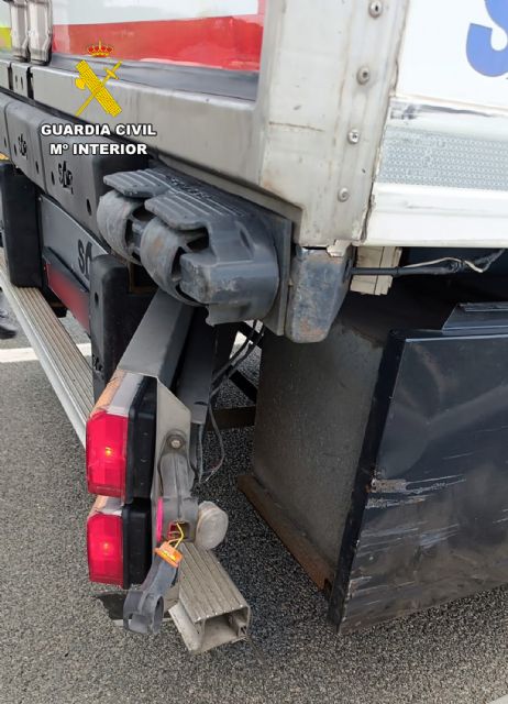 La Guardia Civil intercepta y detiene a un camionero que conducía de forma temeraria y bajo los efectos de alcohol y drogas - 3, Foto 3