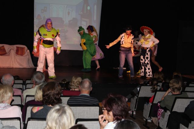Más de 400 espectadores disfrutan de la divertida pantomine de la asociación ADAPT - 1, Foto 1