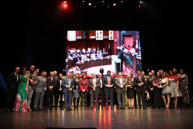 Fernando López Miras clausura el acto de entrega de los premios Antenas y Micrófonos de Plata 2017 - 1, Foto 1