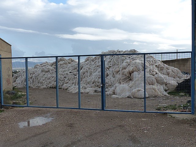 IU alerta de un vertedero ilegal de residuos plásticos junto al hospital Rafael Méndez - 1, Foto 1
