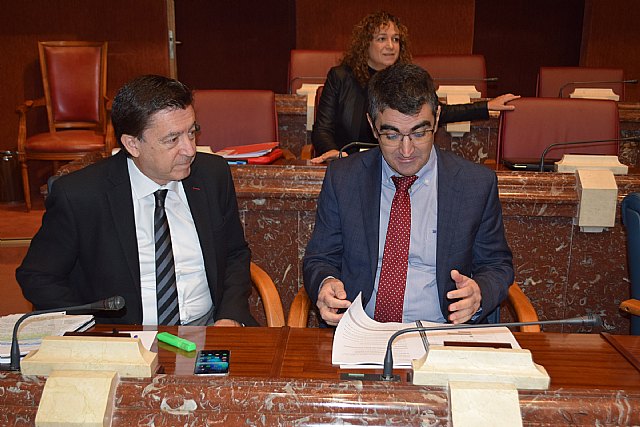 Juan José Molina y Miguel López-Morell instantes antes del inicio de la Comisión, Foto 1
