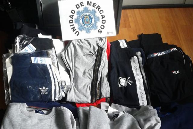 Decomisados 35 artículos de imitación en el mercadillo de Los Dolores - 1, Foto 1