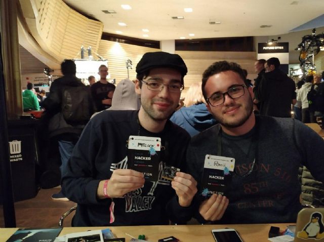 Premiados dos alumnos de la UPCT por resolver un reto tecnológico para monitorizar los camiones Mercedes - 1, Foto 1