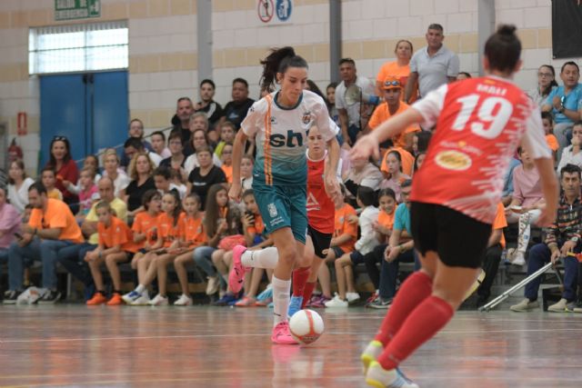 Foto Ginés Rubio - Bet controla un balón ante dos jugadoras de Majadahonda, Foto 1