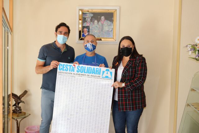 El Partido Popular colabora con la cesta de Navidad solidaria de Confitería Melenchón a beneficio de la asociación Alzheimer Águilas - 1, Foto 1
