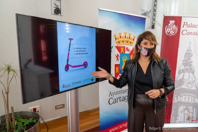 Una campaña anima a los usuarios de patinetes a usar casco y llevar prendas reflectantes - 1, Foto 1
