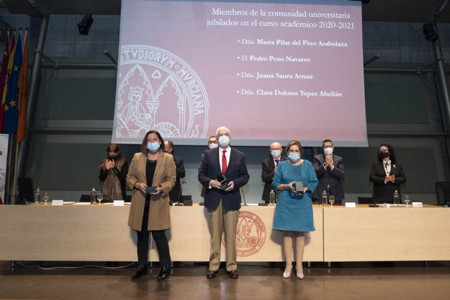 La Universidad de Murcia reconoce el esfuerzo de toda una vida a 152 miembros de la comunidad universitaria - 2, Foto 2