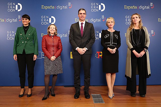 Foto de familia del presidente del Gobierno, Pedro Sánchez, en el acto de presentación del Pacto por la Generación Digital. Foto: Moncloa/Fernando Calvo, Foto 1