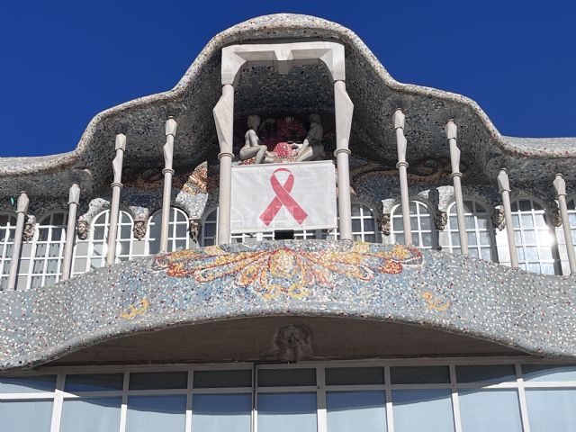 La Asamblea Regional luce un gran lazo rojo para conmemorar el Día Mundial de la Lucha contra el Sida - 1, Foto 1