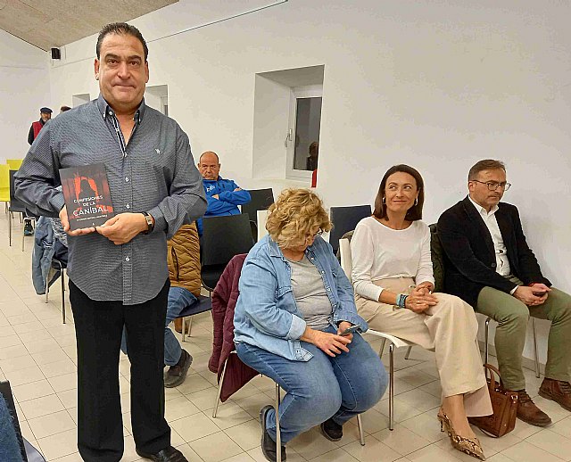 La Biblioteca Municipal Padre Salmerón acogió este miércoles la presentación de Confesiones de la caníbal de Antonio Ortega - 1, Foto 1