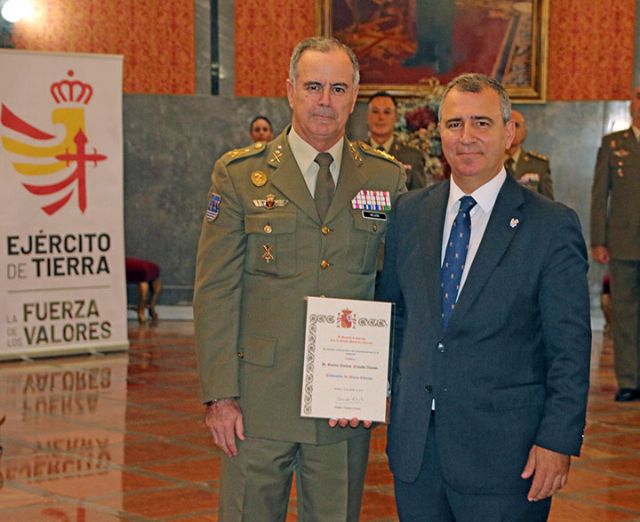España. Teniente General Carlos Melero Claudio, Jefe de la Fuerza Terrestre, se han entregado las cédulas que reconocen a los dos nuevos embajadores de la Marca Ejército - 1, Foto 1