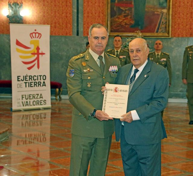 España. Teniente General Carlos Melero Claudio, Jefe de la Fuerza Terrestre, se han entregado las cédulas que reconocen a los dos nuevos embajadores de la Marca Ejército - 2, Foto 2
