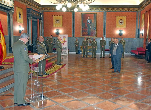 España. Teniente General Carlos Melero Claudio, Jefe de la Fuerza Terrestre, se han entregado las cédulas que reconocen a los dos nuevos embajadores de la Marca Ejército - 3, Foto 3