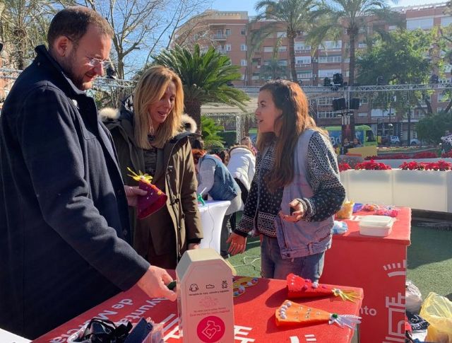 Los niños y niñas preparan su cotillón para Nochevieja desde el Árbol de Navidad - 2, Foto 2