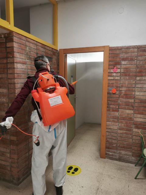 El Ayuntamiento de Puerto Lumbreras refuerza las labores de desinfección en los centros educativos para la vuelta tras la Navidad - 3, Foto 3