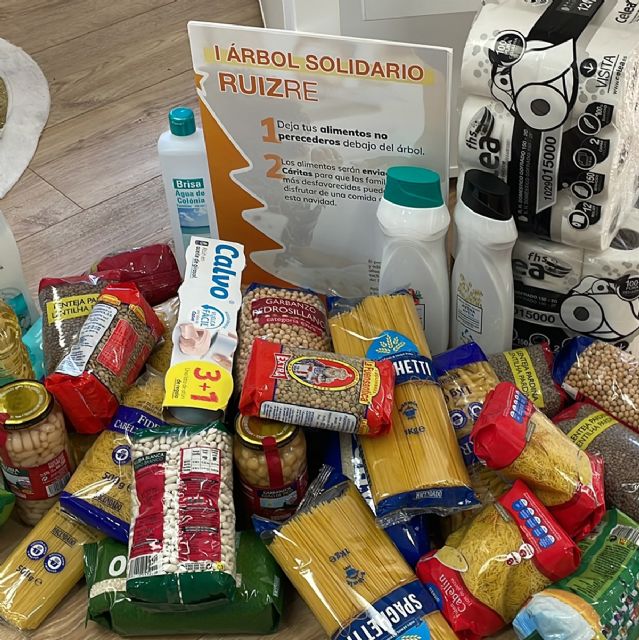 Los empleados de Ruiz Re realizan una donación de alimentos a Cáritas a través de su primer árbol solidario - 1, Foto 1
