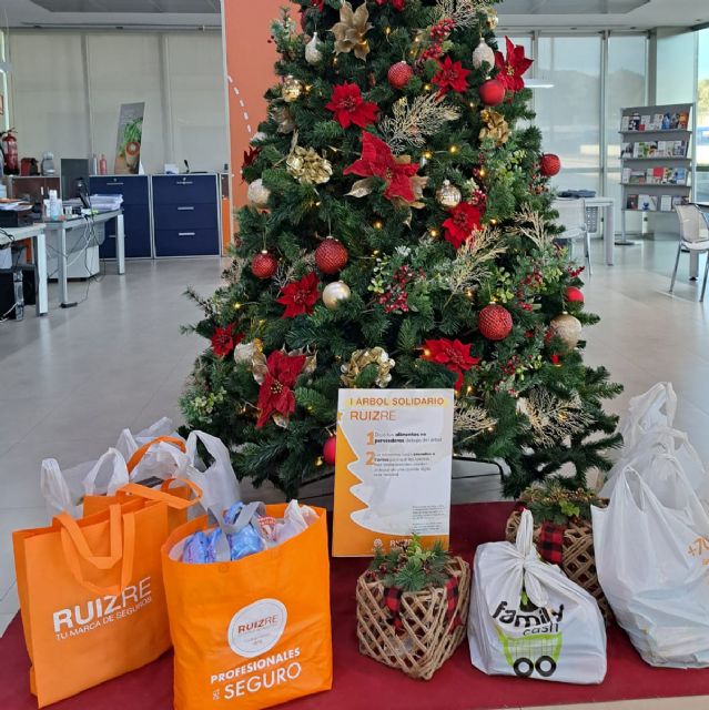 Los empleados de Ruiz Re realizan una donación de alimentos a Cáritas a través de su primer árbol solidario - 2, Foto 2