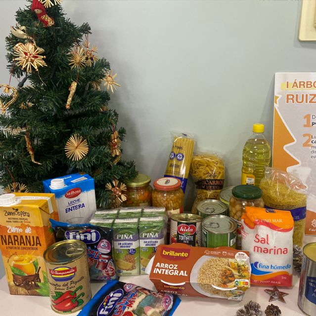 Los empleados de Ruiz Re realizan una donación de alimentos a Cáritas a través de su primer árbol solidario - 3, Foto 3