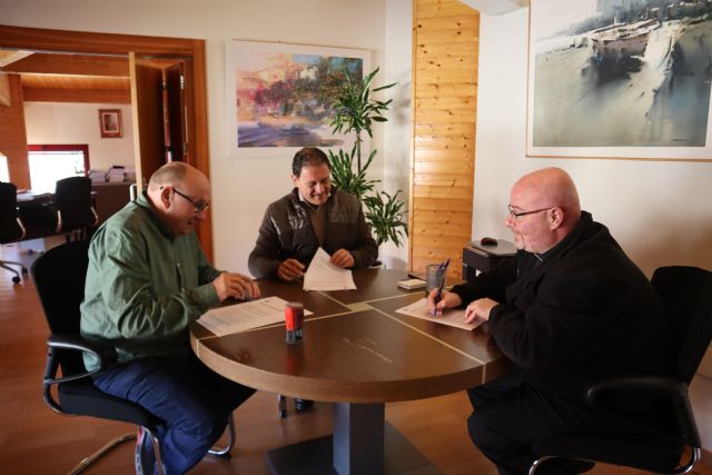 El ayuntamiento de Mazarrón firma un convenio de colaboración con “Cáritas Mazarrón”, Foto 1