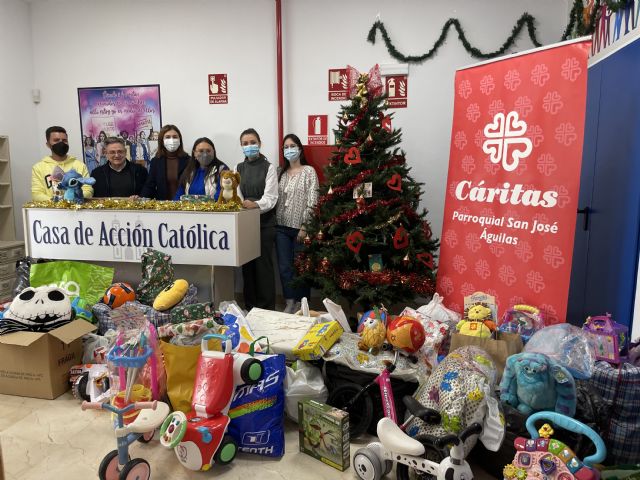 NNGG Águilas entrega a Cáritas los juguetes y la ropa recogidos en su campaña solidaria - 1, Foto 1