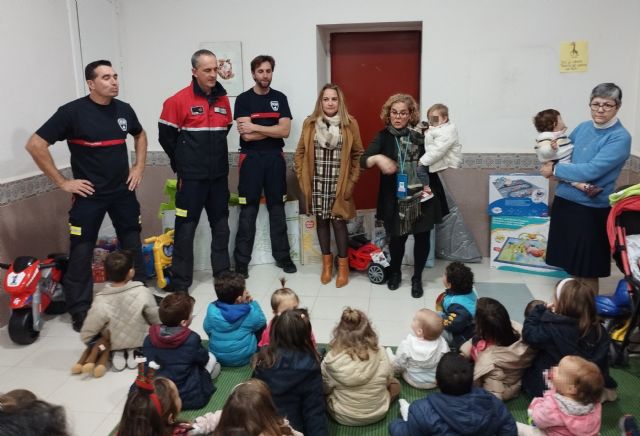 La gerente del CEIS y bomberos de Cieza entregan juguetes a los niños del Centro de Menores de Murcia Cardenal Belluga - 1, Foto 1