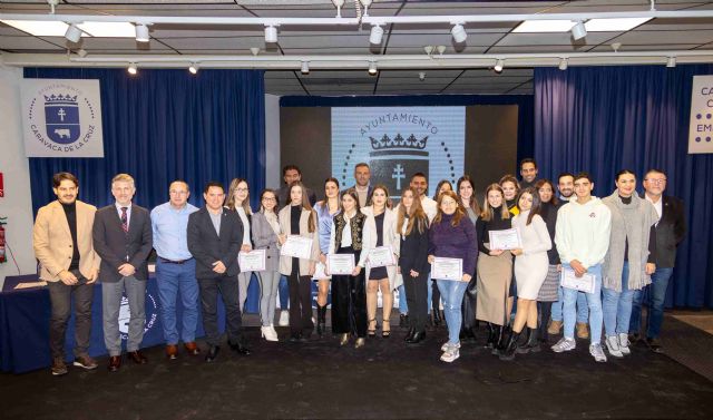El Ayuntamiento de Caravaca entrega sus Premios Extraordinarios de Educación y las Becas de Movilidad Erasmus a 19 jóvenes del municipio - 1, Foto 1