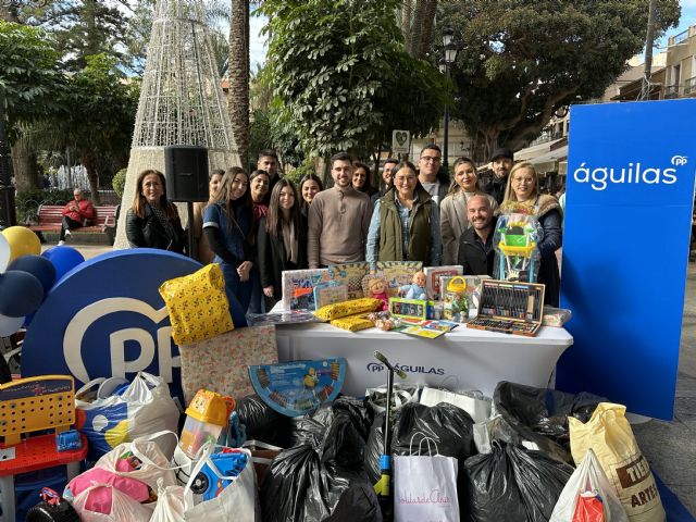 NNGG Águilas entrega a Cáritas centenares de juguetes y ropa de abrigo recogidos ayer en la campaña solidaria - 1, Foto 1