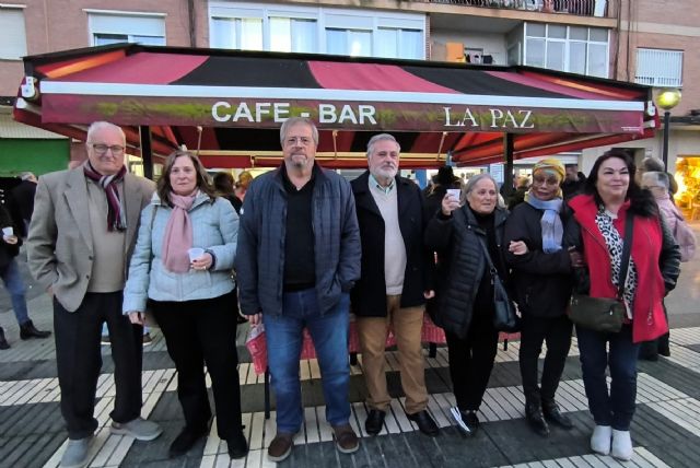 El Bar La Paz congregó a más de 100 clientes, antiguos empleados, vecinos y amigos en su gran fiesta de despedida - 2, Foto 2