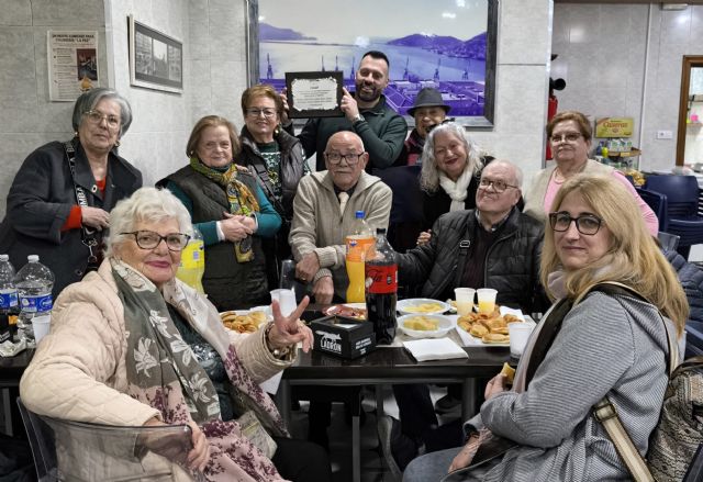 El Bar La Paz congregó a más de 100 clientes, antiguos empleados, vecinos y amigos en su gran fiesta de despedida - 3, Foto 3